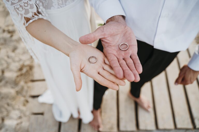 hermosa-pareja-celebrando-su-boda-playa